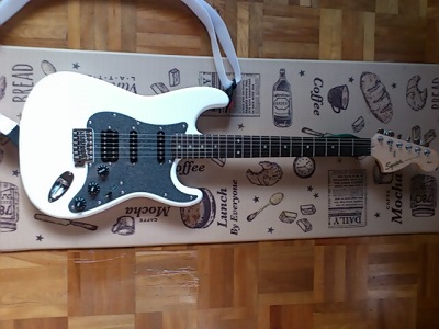 Squier、Affinity Stratocaster HSS Olympic White