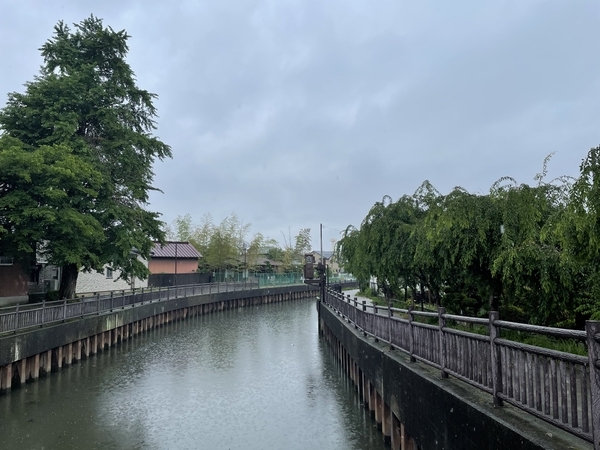 雨降り"